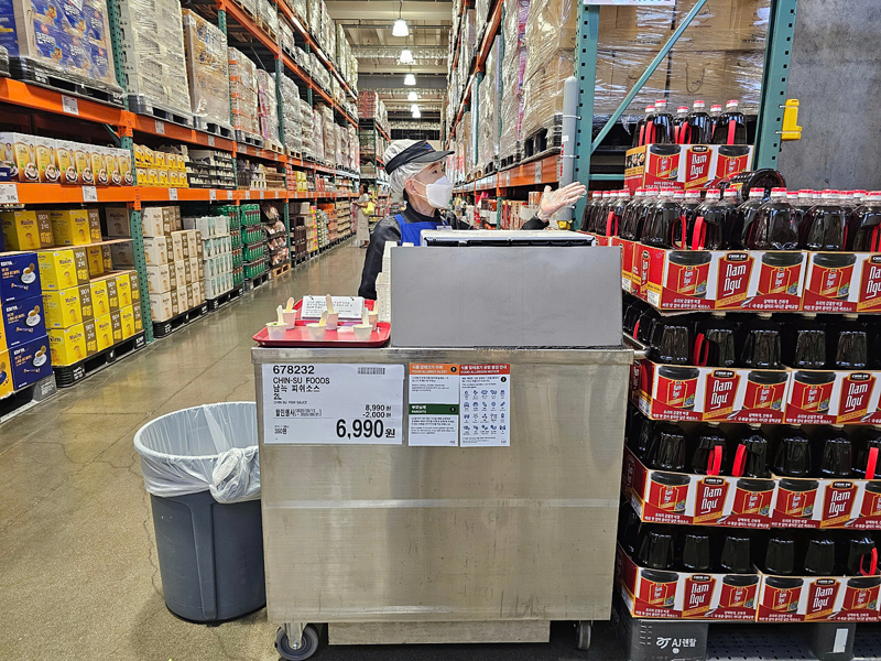Những chai nước mắm Nam Ngư xuất hiện tại hệ thống Costco Hàn Quốc.