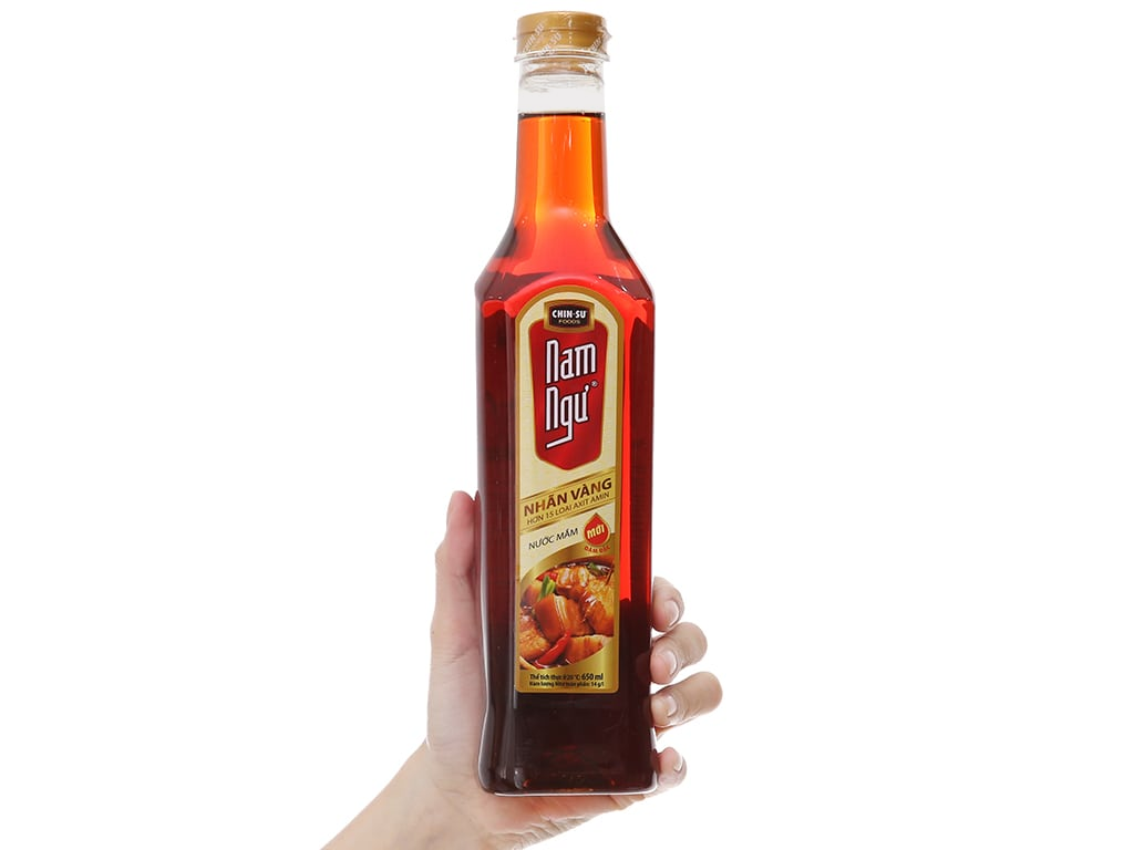 Nước mắm Nam Ngư nắp vàng dạng chai xịt, tiện dụng.